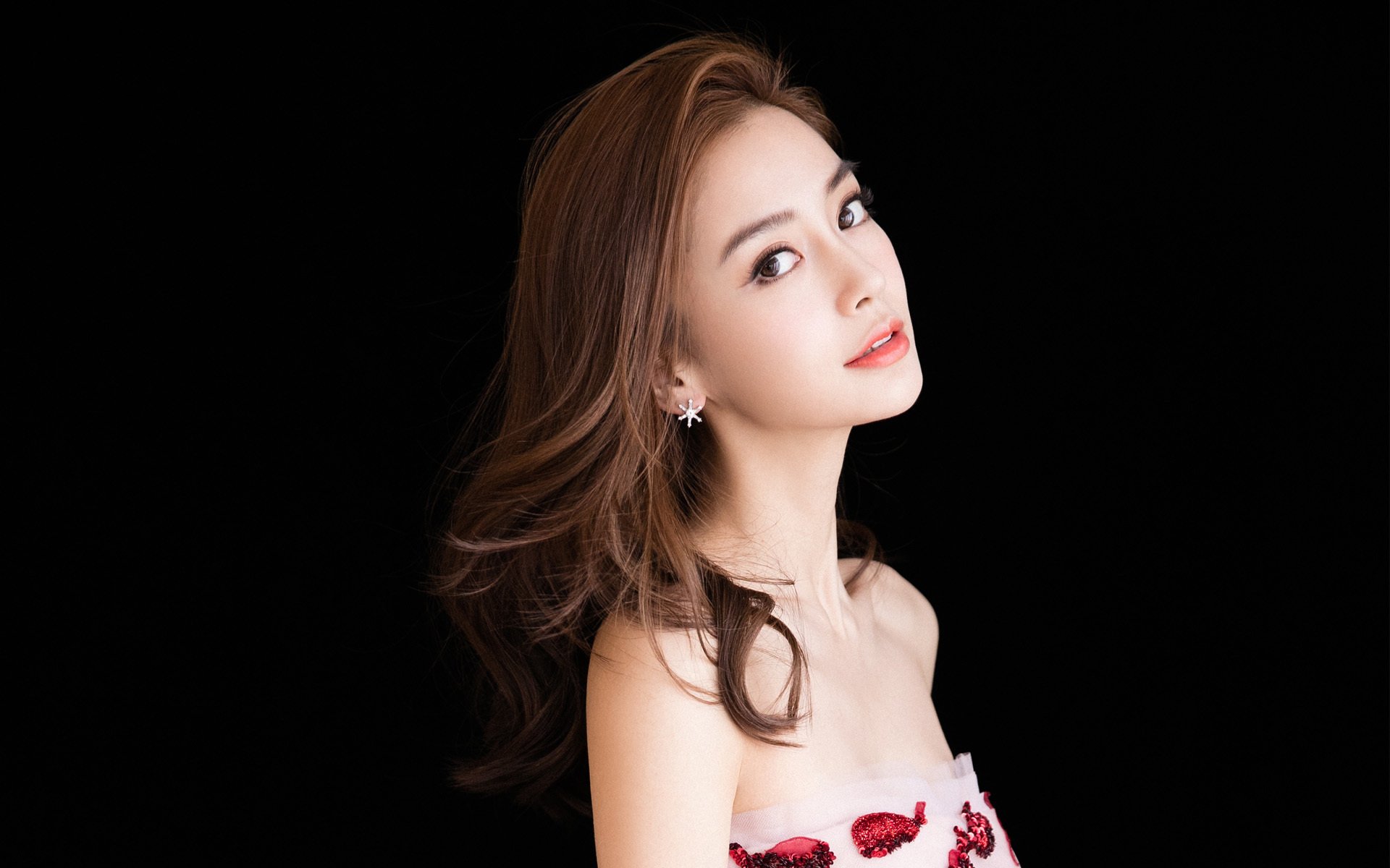 “震撼冲撞:惊心动魄的碰撞现场”,震撼一下