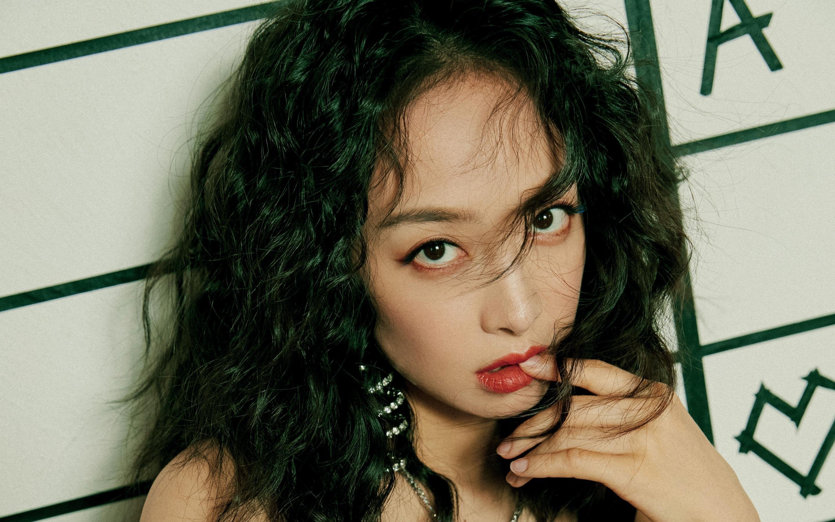 《赛事道具与周边：电竞粉丝的收藏狂潮》，电竞周边产品礼盒