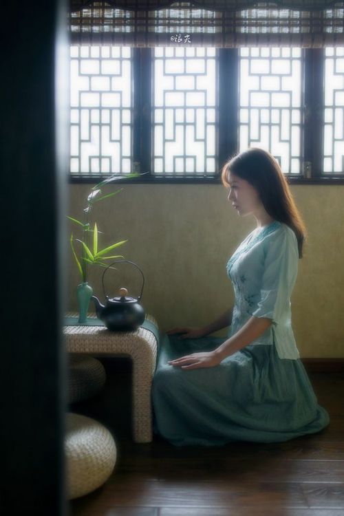 佛罗伦萨险胜卡利亚里，主场球迷欢呼，佛罗伦对卡利亚